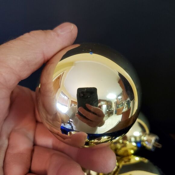 A Dozen Classic Gold Glass Christmas Ornaments - Picture 5 of 7